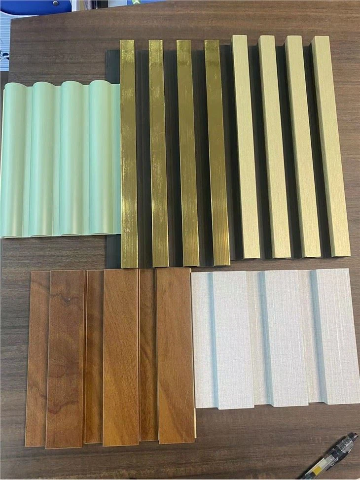 Decor Dhíon Adhmad Plaisteach Ilchodach Cumhdach PVC Cumhdach Bord Balla Fluted Painéal Balla WPC